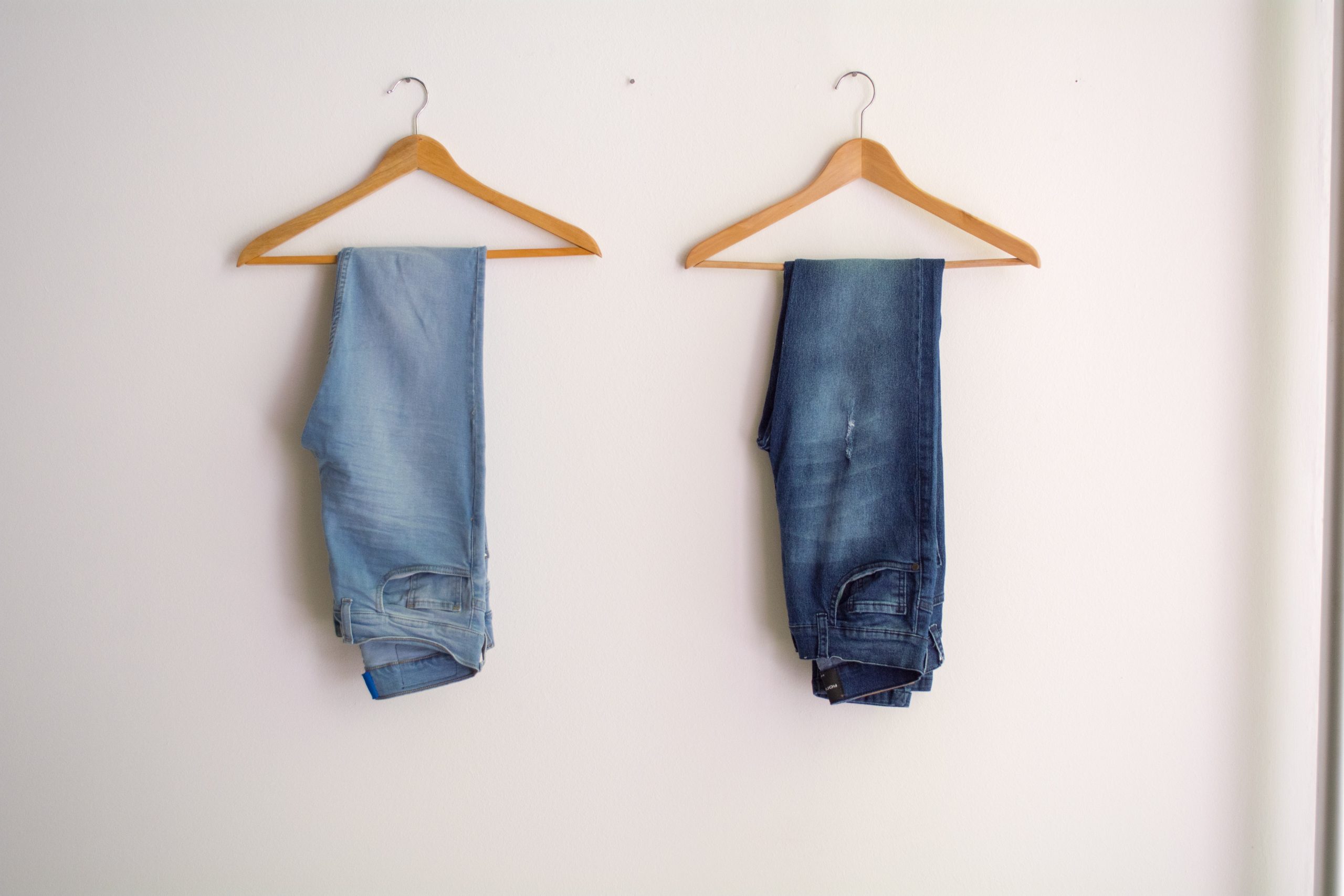 Spodnie z wysokim vs. z niskim stanem – co wybrać?