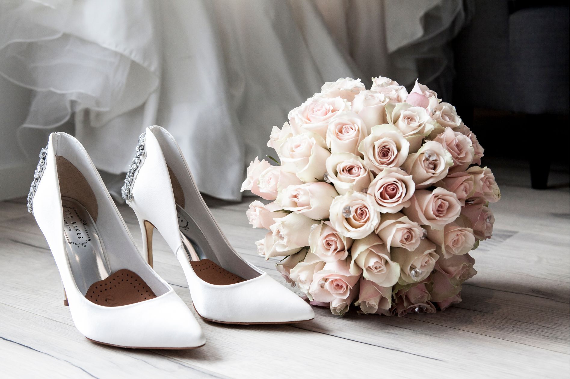 Elegancja i komfort: o wyborze idealnych butów ślubnych