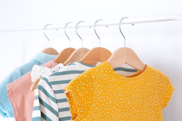 Jak wybierać odpowiednie ubranka dla niemowląt – poradnik dla młodych rodziców
