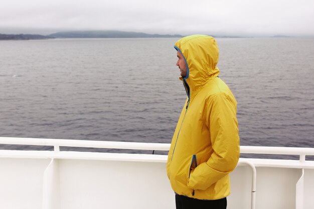 Jak wybrać idealną kurtkę na zmienne warunki pogodowe?