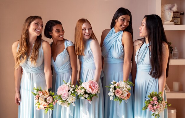 Jak dobrać sukienkę na wesele, aby podkreślić indywidualny styl i sylwetkę mamy oraz teściowej?