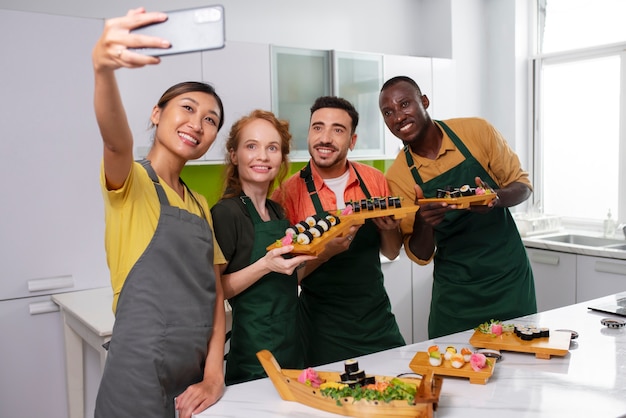 Jak warsztaty kulinarne mogą wzmocnić więzi w zespole?